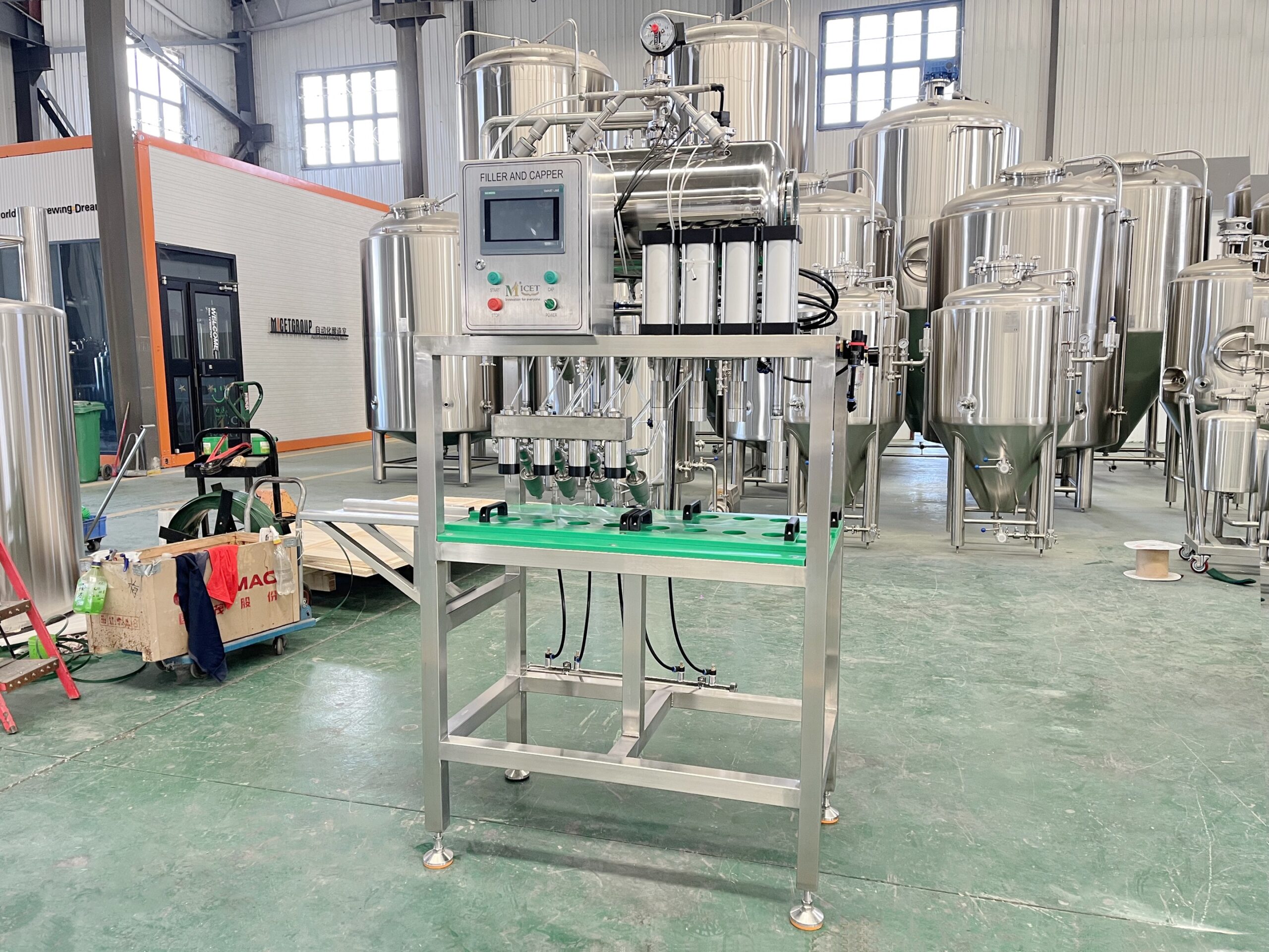 4 Heads Bottle filler and capper 2