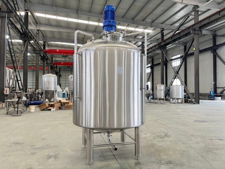 Beverage mixing tank