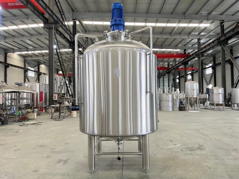 Beverage mixing tank